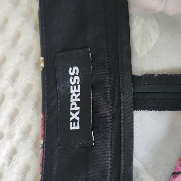 Express Floral Print Mid Rise Shortie size 8 Garden Party Feminine - Picture 4 of 8